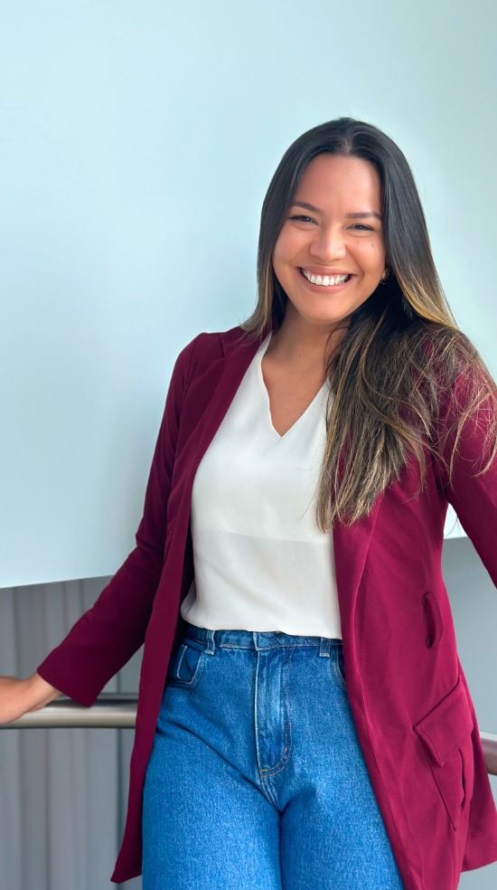 Liviane sorrindo, de blazer vinho