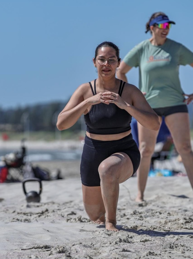 Liviane treinando na praia