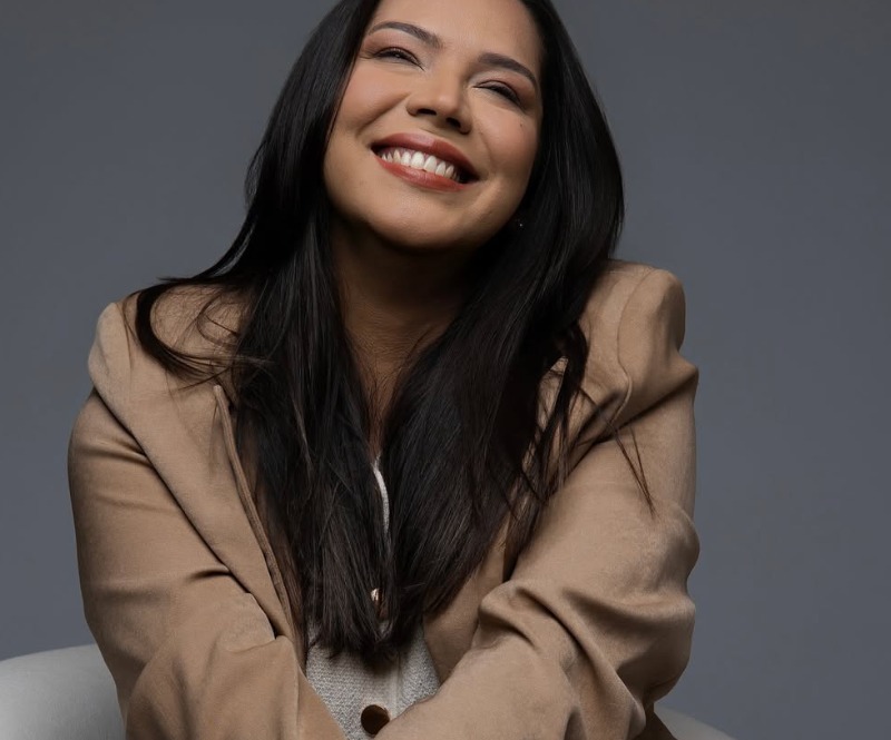 Liviane sorrindo, rosto e mandíbula relaxados